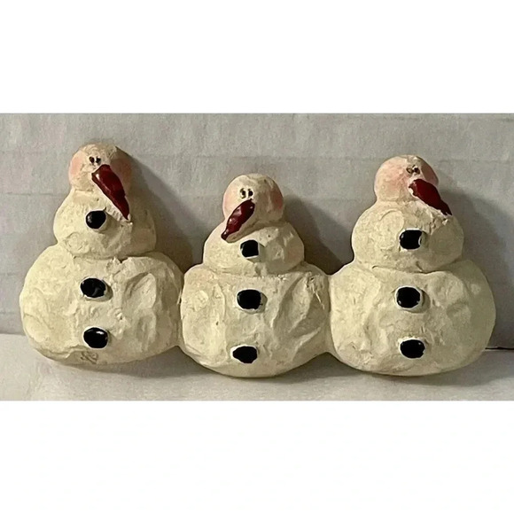 Trio Of Snowmen‎ Holiday Christmas Winter Brooch ￼2 7/8 Inch x 1 1/4 Inch Resin - Picture 1 of 2